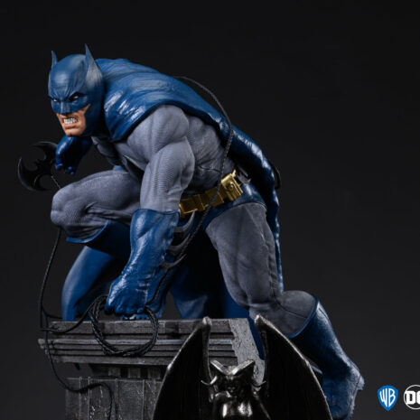 dc trinity 1-4-scale-diorama-batman 3qt right angry portrait 2016