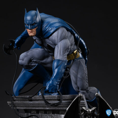 dc trinity 1-4-scale-diorama-batman 3qt right serious portrait 2016