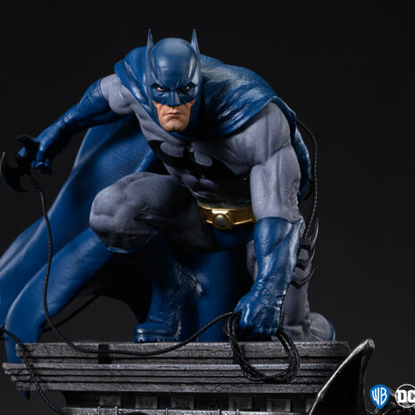 dc trinity 1-4-scale-diorama-batman front serious portrait 2016