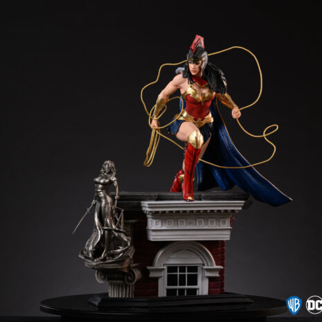 dc trinity 1-4-scale-diorama-wonder-woman 3qt right helmet portrait 2016