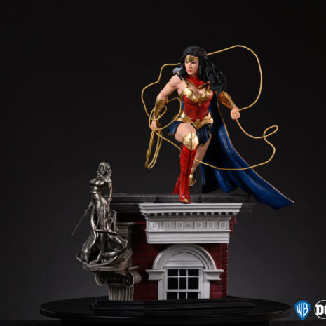 dc trinity 1-4-scale-diorama-wonder-woman 3qt right serious portrait 2016