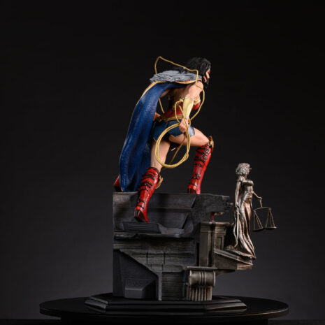 dc trinity 1-4-scale-diorama-wonder-woman back left serious portrait 2016