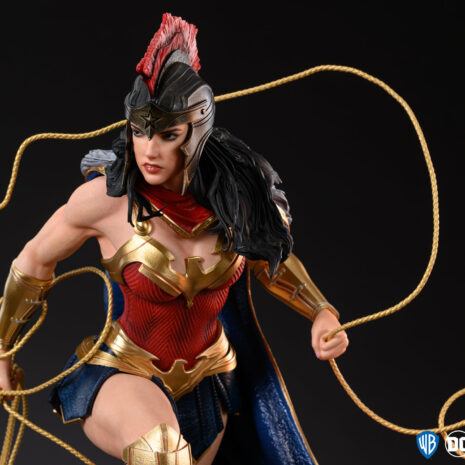 dc trinity 1-4-scale-diorama-wonder-woman closeup big 3qt right helmet portrait 2016