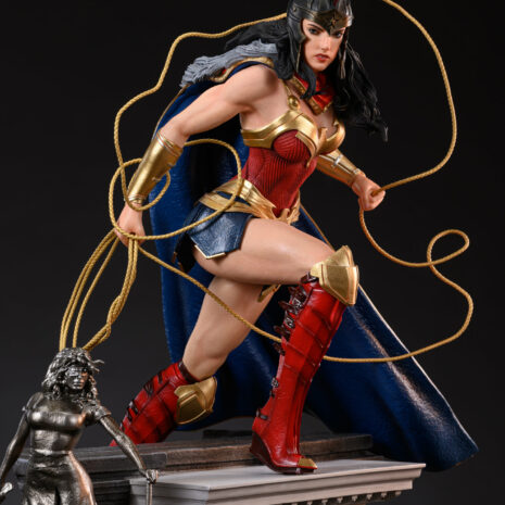 dc trinity 1-4-scale-diorama-wonder-woman front closeup helmet portrait 2016