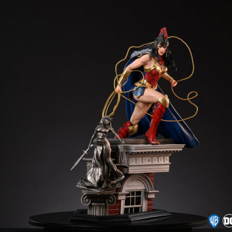 dc trinity 1-4-scale-diorama-wonder-woman front helmet portrait 2016